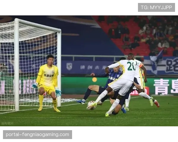 特写镜头:武汉三镇外援中锋回追60米完成防守,赢得主场球迷掌声致敬 特写镜头:武汉三镇外援中锋回追60米完成防守,赢得主场球迷掌声致敬